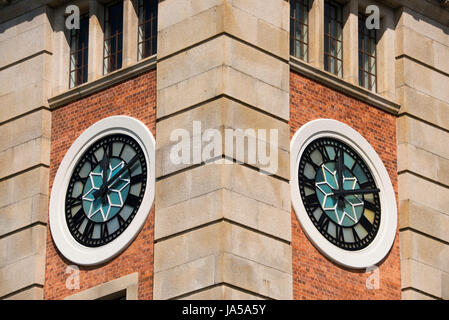 Square vista ravvicinata della mitica Torre dell orologio in Tsim Sha Tsui, Hong Kong, Cina. Foto Stock