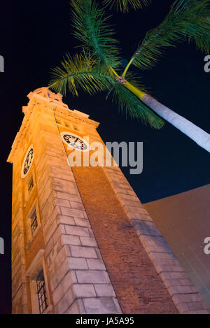 Vista verticale della mitica Torre dell orologio in Tsim Sha Tsui Hong Kong, illuminata di notte. Foto Stock