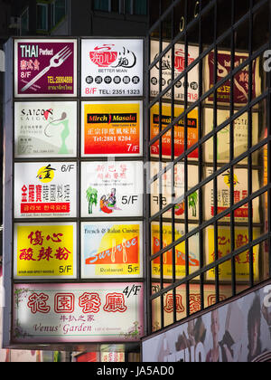 Verticale di vista ravvicinata delle insegne al neon di Hong Kong, Cina. Foto Stock