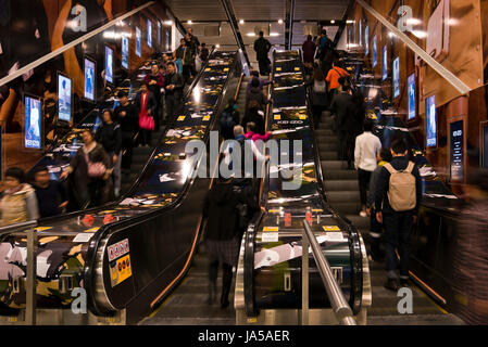 Vista orizzontale di persone sulle scale mobili alla MTR, Mass Transit Railway, a Hong Kong, Cina. Foto Stock