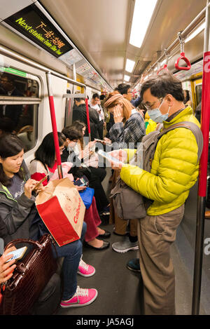 Vista verticale dei passeggeri all'interno della MTR, Mass Transit Railway, a Hong Kong, Cina. Foto Stock