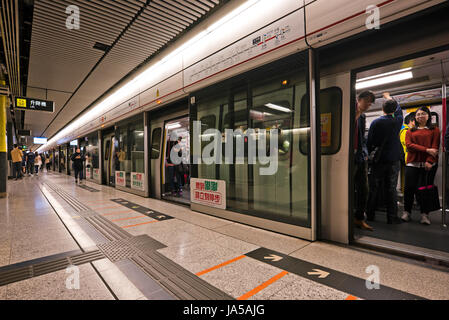 Vista orizzontale di passeggeri sulla MTR, Mass Transit Railway, a Hong Kong, Cina. Foto Stock