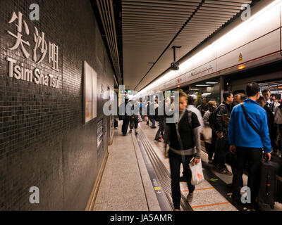 Vista orizzontale dei passeggeri a piedi lungo la piattaforma della MTR, Mass Transit Railway, a Hong Kong, Cina. Foto Stock