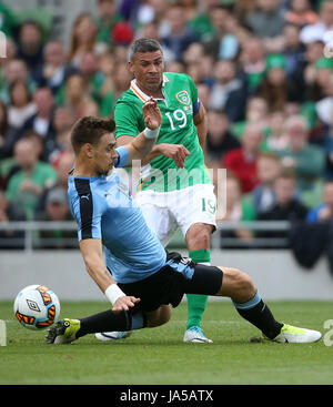 Repubblica di Irlanda il Jonathan Walters prende un colpo a obiettivo durante l'amichevole internazionale all'Aviva Stadium di Dublino. Foto Stock