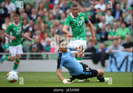 Repubblica di Irlanda il Jonathan Walters prende un colpo a obiettivo durante l'amichevole internazionale all'Aviva Stadium di Dublino. Foto Stock