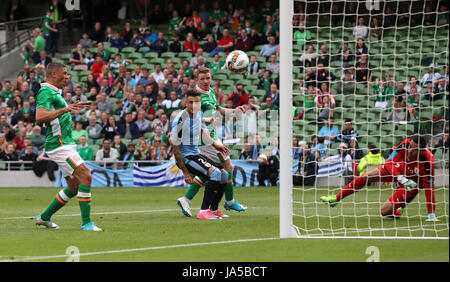 Repubblica di Irlanda il Jonathan Walters (sinistra) prende un colpo a obiettivo durante l'amichevole internazionale all'Aviva Stadium di Dublino. Foto Stock