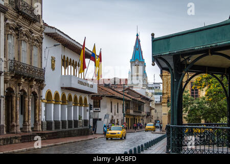 Street vicino al parco Calderon e San Alfonso Chiesa torre - Cuenca, Ecuador Foto Stock