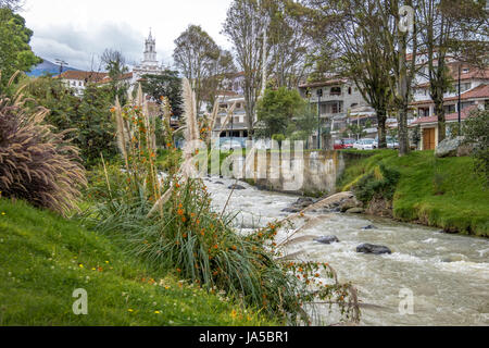 Fiume Tomebamba e Todos los Santos Chiesa torre - Cuenca, Ecuador Foto Stock