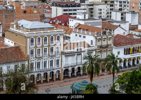 Vista aerea degli edifici vicino al parco Calderon - Cuenca, Ecuador Foto Stock