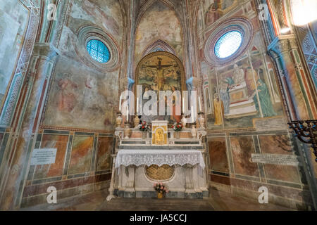 VOLTERRA, TOSCANA - 21 Maggio 2017 - Chiesa di San Francesco, la Cappella della Croce decorata in 1410 da Cenni di Ser Cenni da Firenze con il ciclo o Foto Stock