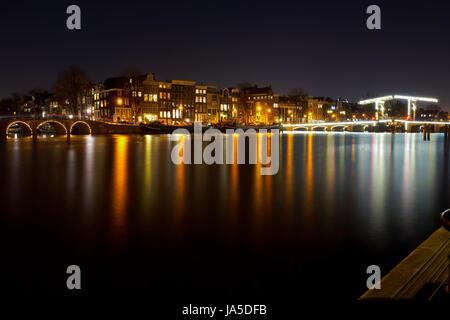 Una lunga esposizione di uno dei principali canali di Amsterdam di notte Foto Stock