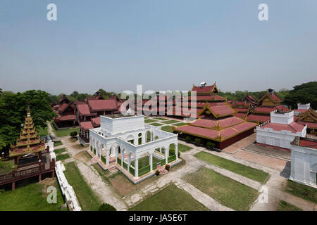 Replica di Mandalay Palace è fatta per scopo educativo sia per i turisti e la gente del posto circa l'ultima capitale reale di Myanmar. Foto Stock