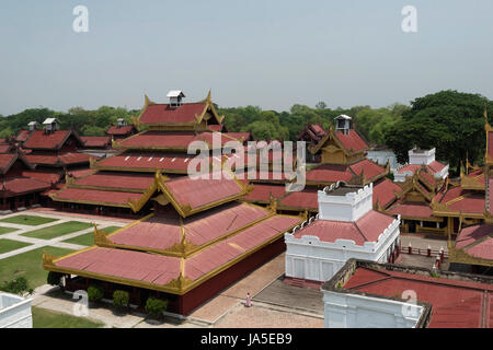 Replica di Mandalay Palace è fatta per scopo educativo sia per i turisti e la gente del posto circa l'ultima capitale reale di Myanmar. Foto Stock