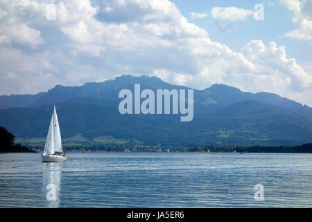 Piccole barche a vela sul lago, con le alpi bavaresi in background, Chiemsee Alta Baviera Germania Foto Stock