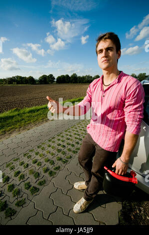 In serio, attendere, in attesa, blu, meditativa bucolico, maschio, maschile, strada sterrata, Foto Stock