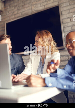 Creative team business lavorando insieme sul computer in ufficio Foto Stock