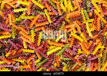 Fusilli multicolore pasta adatto come sfondo di cibo. Foto Stock