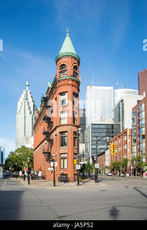 Toronto, Canada - 2 Agosto 2015: vista dell'edificio Gooderham (il Flatiron Building) nel centro cittadino di Toronto, con alcuni edifici moderni e grattacielo Foto Stock
