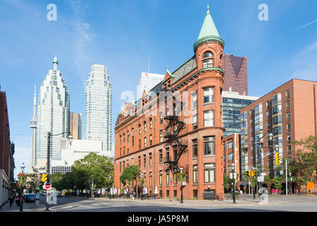 Toronto, Canada - 2 Agosto 2015: vista dell'edificio Gooderham (il Flatiron Building) nel centro cittadino di Toronto, con alcuni edifici moderni e grattacielo Foto Stock