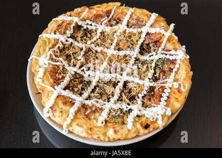 Okonomiyaki giapponese pizza stile di Osaka Foto Stock