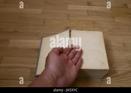 I punti a mano a un libro aperto Foto Stock
