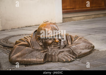 Bratislava, Slovacchia, Marzo 2017: famoso uomo al lavoro, lavoratore di liquame statua a Bratislava Foto Stock