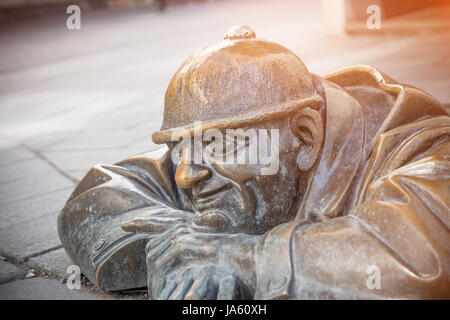 Bratislava, Slovacchia, Marzo 2017: famoso uomo al lavoro, lavoratore di liquame statua a Bratislava Foto Stock