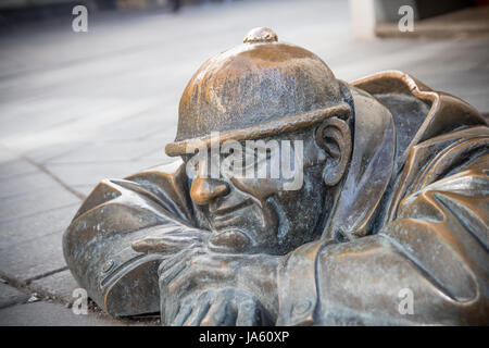 Bratislava, Slovacchia, Marzo 2017: famoso uomo al lavoro, lavoratore di liquame statua a Bratislava Foto Stock