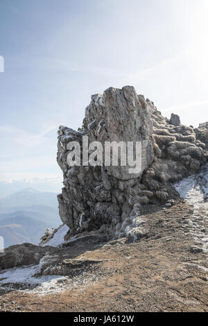 Vista panoramica delle montagne rocciose affioramento in inverno con neve sul terreno Foto Stock