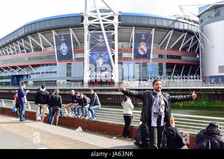 Cardiff, Regno Unito:03 Giugno 2017: i fan della Juventus e del Real Madrid di godere dell'atmosfera prima della finale di Champions League al Millennium Stadium di Cardiff. Foto Stock