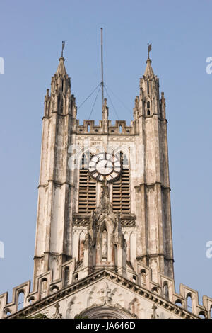 La Cattedrale di St Paul in Kolkata, West Bengal, India. Lo stile gotico palazzo bianco completata nel 1847. Foto Stock