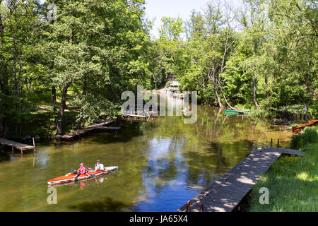 Rafting e canoa sul fiume Krutynia, polacco la Masuria - una riserva naturale. Foto Stock