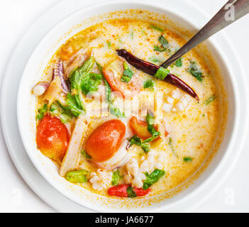 Tom Yam kung o Tom Yum, Tom Yam è una piccante minestra chiaro tipico in Thailandia Foto Stock