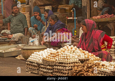 Signora la vendita di uova e di pesce in un mercato di strada in Chowringhee area di Calcutta nel Bengala Occidentale, India. Foto Stock