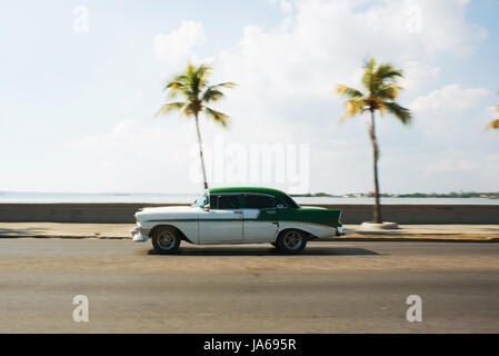 Oldtimer la guida sul Malecon a Cienfuegos, Cuba Foto Stock