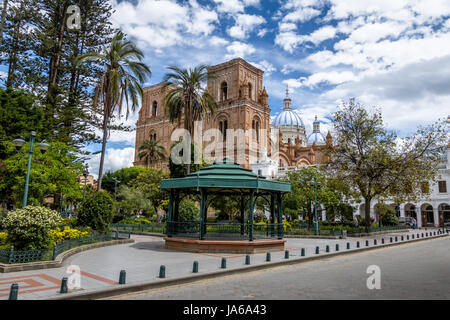 Park Calderon e Inmaculada Concepción - Cattedrale di Cuenca, Ecuador Foto Stock