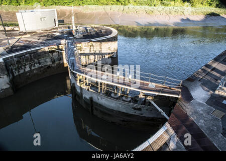 BRISTOL, Regno Unito - 3 giugno 2017: Chiuso cancelli di blocco all'entrata del Floating Harbour Bristol Inghilterra con il fiume Avon a bassa marea Foto Stock