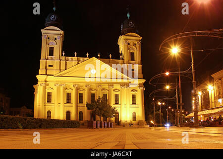 Riformato grande chiesa (Nagytemplom) e Kossuth Ter, la piazza centrale di Debrecen di notte, Ungheria Foto Stock