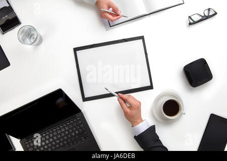 Colleghi di lavoro a discutere di lavorare su documenti al banco Foto Stock