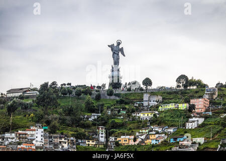 Monumento alla Vergine Maria sulla cima di El Panecillo Hill - Quito, Ecuador Foto Stock