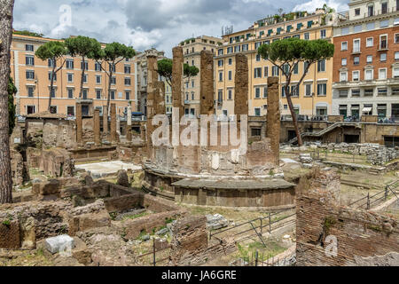 Antiche rovine in Largo di Torre Argentina area archeologica - Roma, Italia Foto Stock