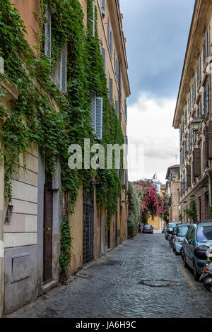 Restringere la vecchia strada in Trastevere - Roma, Italia Foto Stock