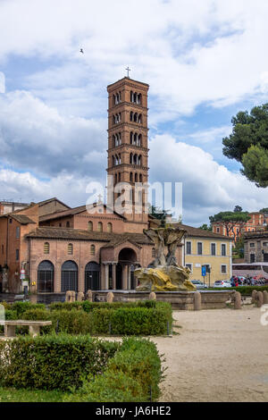 Tritons fontana e la Basilica di Santa Maria in Cosmedin (Santa Maria in Cosmedin) a piazza Bocca della Verita' (Bocca della Verità) - Roma, Italia Foto Stock