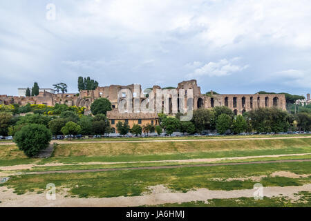 Vista del Colle Palatino e il Palazzo Imperiale dal Circo Massimo campo (un antico cocchio racing stadium) - Roma, Italia Foto Stock