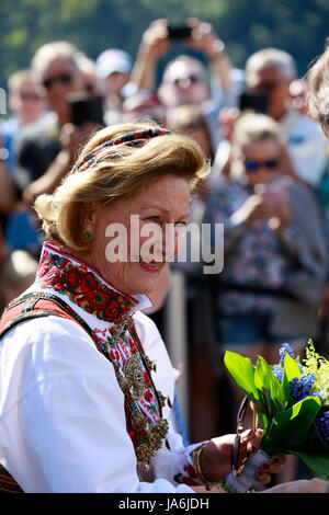 Loen, Norvegia - 20 maggio 2017: regina Sonja di Norvegia presso l'apertura di skylift, una telecabina a loen Foto Stock