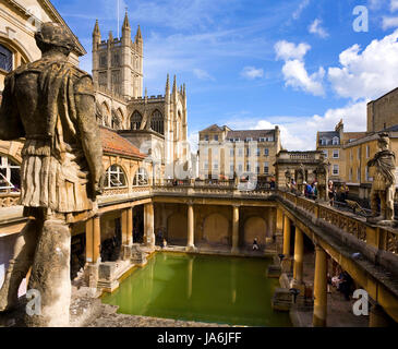 Bagni Romani a Bath in Inghilterra, con l'Abbazia di Bath dietro. Foto Stock