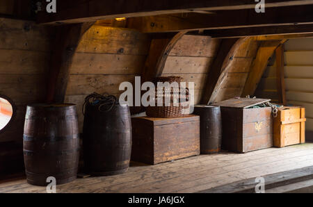 Casse di legno e canne sul bordo di un restaurato olandese nave VOC Foto Stock