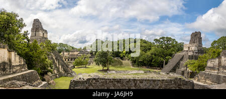 Vista panoramica dei templi Maya di Gran Plaza o Plaza Mayor al Parco Nazionale di Tikal - Guatemala Foto Stock