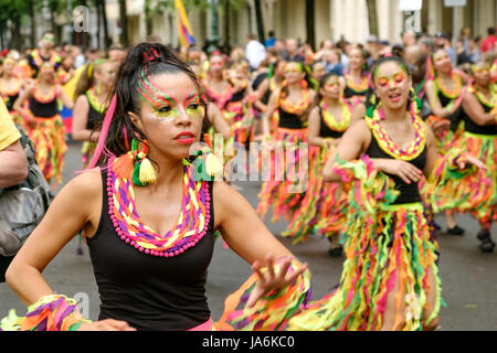 Berlino, Germania - 04 giugno 2017: la gente in costume che celebra il Karneval der Kulturen ( Il Carnevale delle culture di Berlino, Germania. Foto Stock