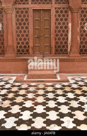 Dettaglio dell'architettura islamica al Taj Mahal di Agra, Uttar Pradesh, India. Porta di legno impostato nella schermata scolpito in pietra arenaria rossa. Foto Stock